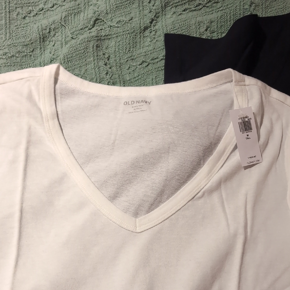 Old Navy Black and White V-Neck T-Shirts Medium Tall